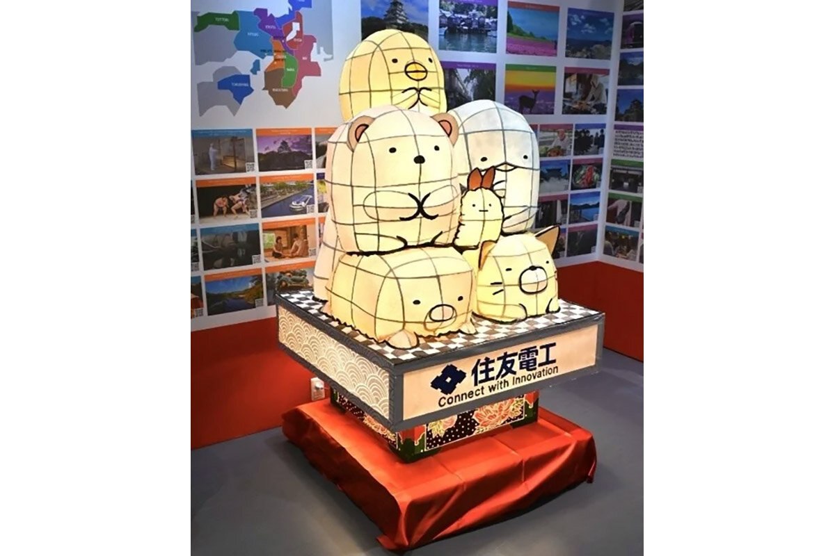 「大阪科学技術館」（大阪市西区）で展示中の、新素材メタコルで制作された「すみっコねぶた」（提供写真）