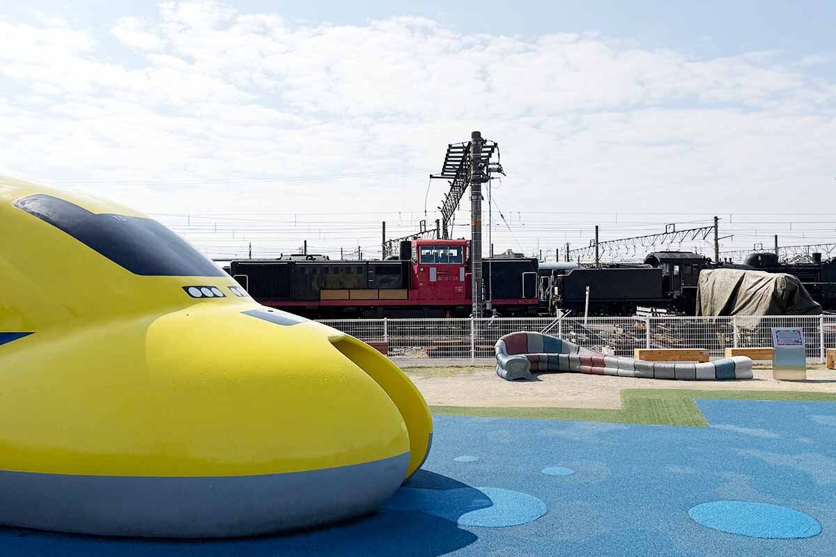 「スエル」は、機関車の並ぶ扇形車庫先にあるドクターイエロー広場に設置（撮影2026年3月23日）