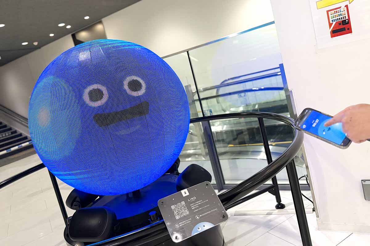 球体LEDビジョン「LINQ VISION」は駅設置時と同様に、人センサーに感知して顔の位置を移動させたり、アプリで操作できる（撮影2026年3月23日）