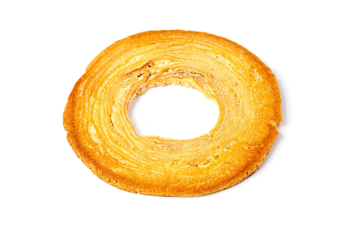 バウムクーヘンをプレスして焼きあげた新感覚のおせんべい「バウムせんべい」（数量限定、200円・税抜）