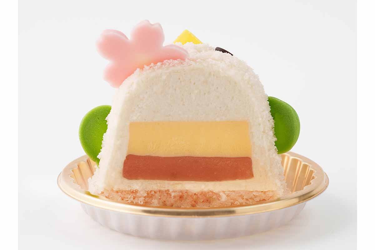春限定フレーバー「さくらぴよりん」の断面。濃厚なプリンの下にモチモチ食感のさくら餡ジュレが