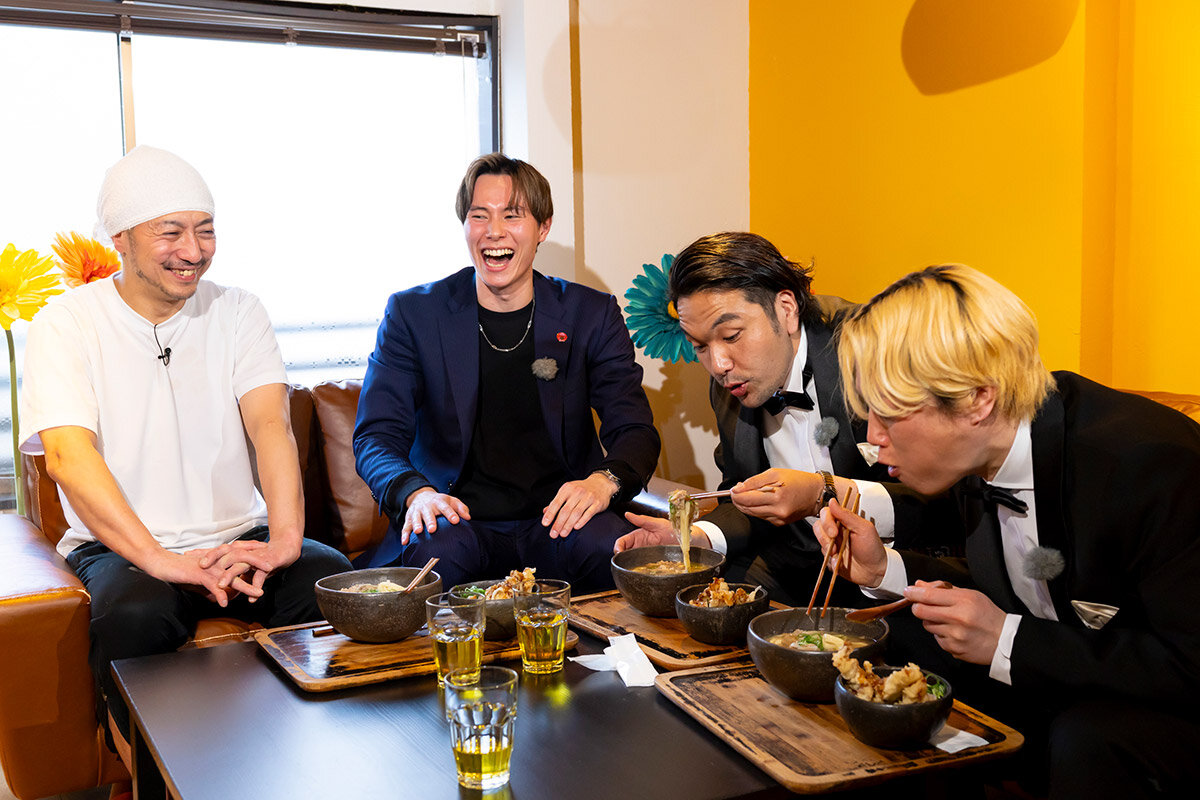 左から、「山元麺蔵」（京都市左京区）店主・山元克之さん、髙橋藍選手、番組MCの見取り図