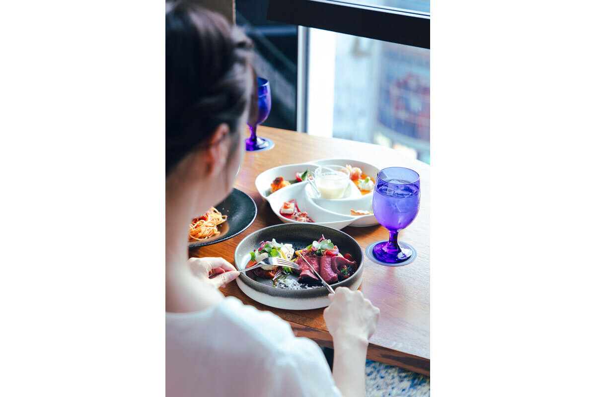 2人一緒に景色が楽しめる「梅田 ブルーバード 大阪梅田ツインタワーズ・ノース」（大阪市北区）