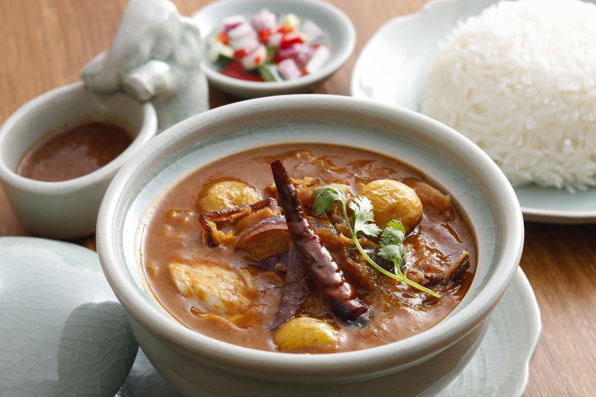 絶賛と称されるタイ南部発祥のマッサマンカレー『ゲーン マッサマン ガイ』「コサムイ バイ チェディルアン」（大阪市北区）