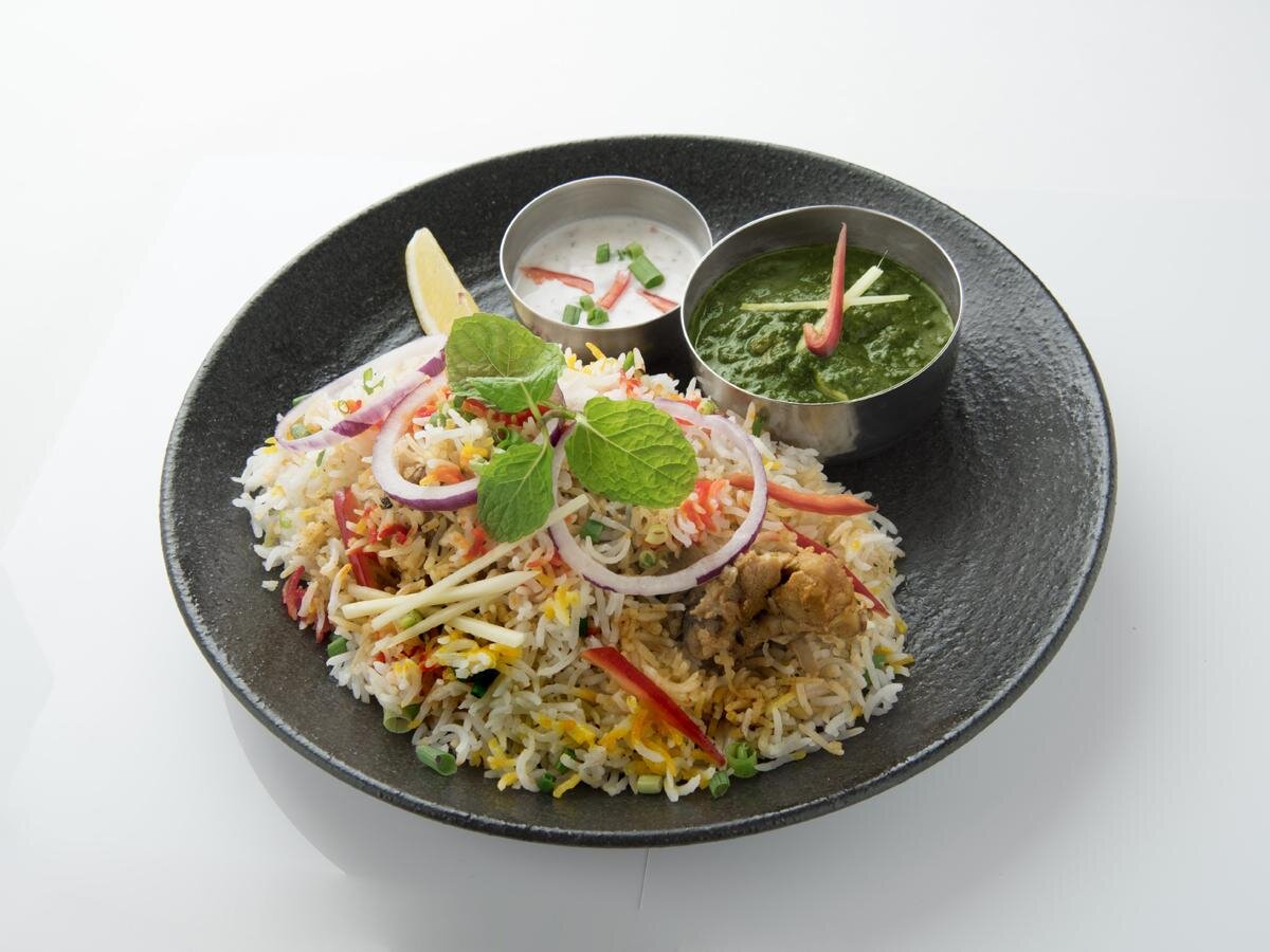 ソファ席もあるゆったりとした作りの開放的な店内「ディップガーデン テラス KITTE大阪店」（大阪市北区）