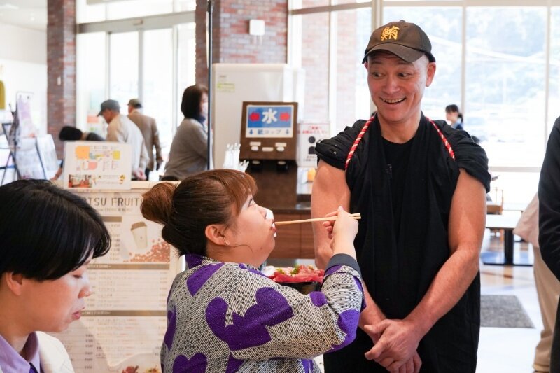 帽子の男性：海南サクアス・和泉享さん