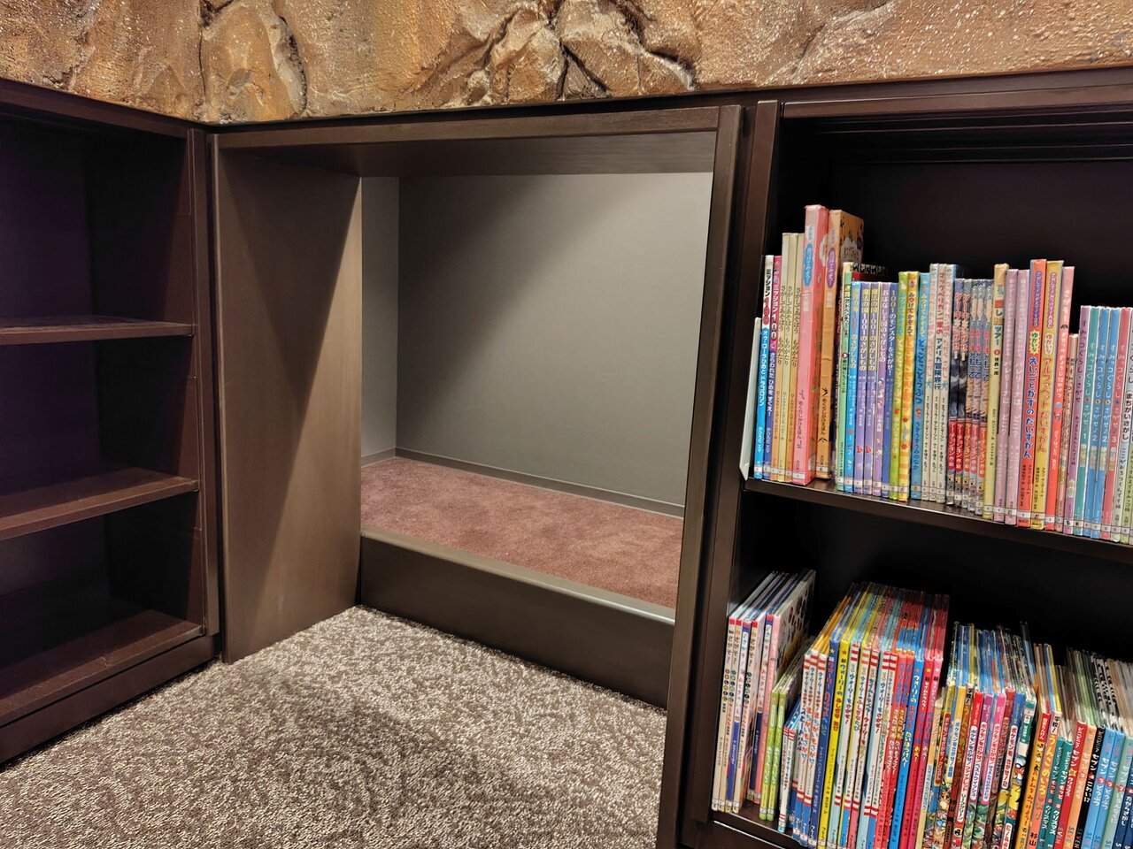 ワクワクする隠し部屋も（３月28日、大阪府寝屋川市）