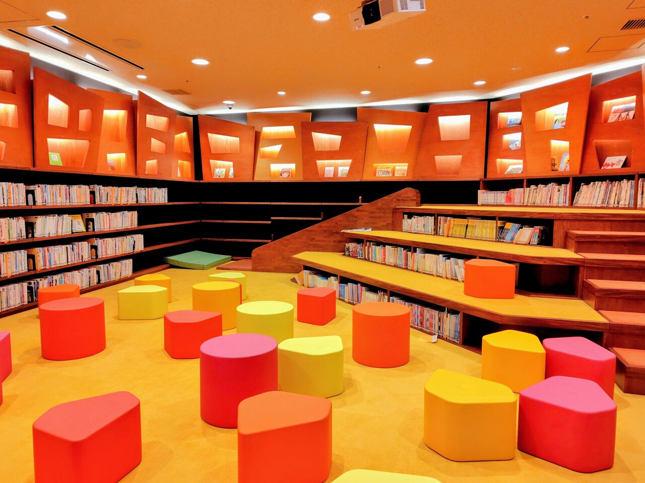 黄金色に輝く「ひみつのひろば」（３月28日、大阪府寝屋川市）