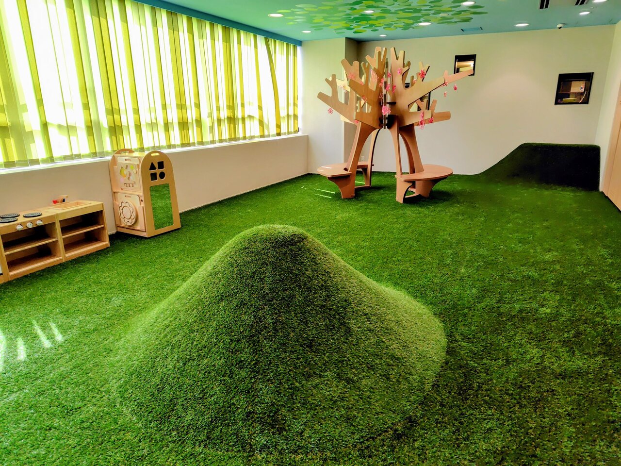 木のオブジェや小さな丘がある「おかのひろば」（３月28日、大阪府寝屋川市）