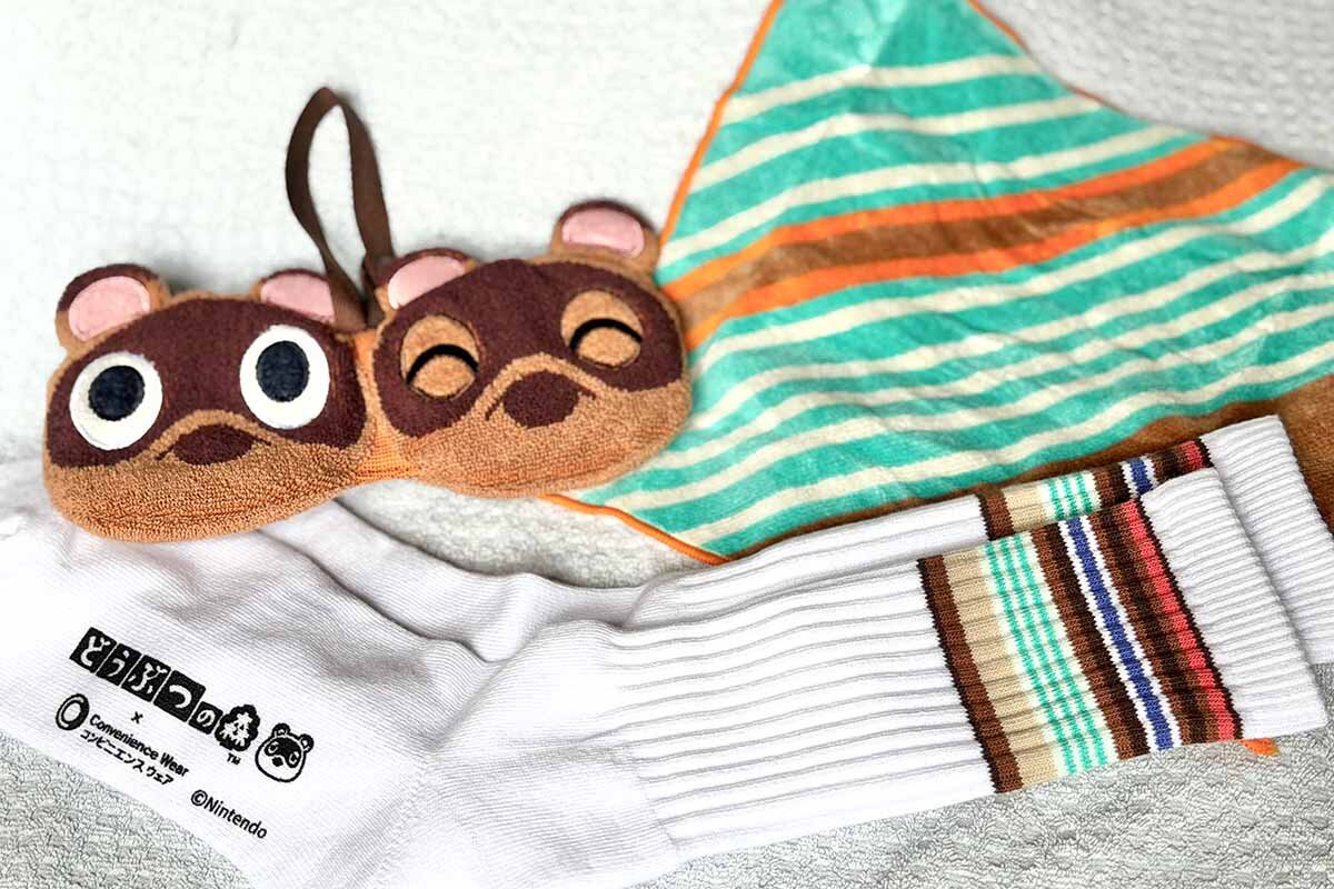 足ぞこに“たぬきち”が描かれた「ラインソックス」（600円）と“たぬきち”の弟子“まめきち”＆“つぶきち”がデザインされた「タオルインポーチ」（2,290円）