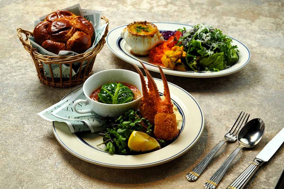 ランチメニューは、グリルハンバーグ、パスタ、お肉と魚介が同時に楽しめるWメイン料理など全9種から選ぶメインディッシュと食べ放題の石窯フォカッチャ