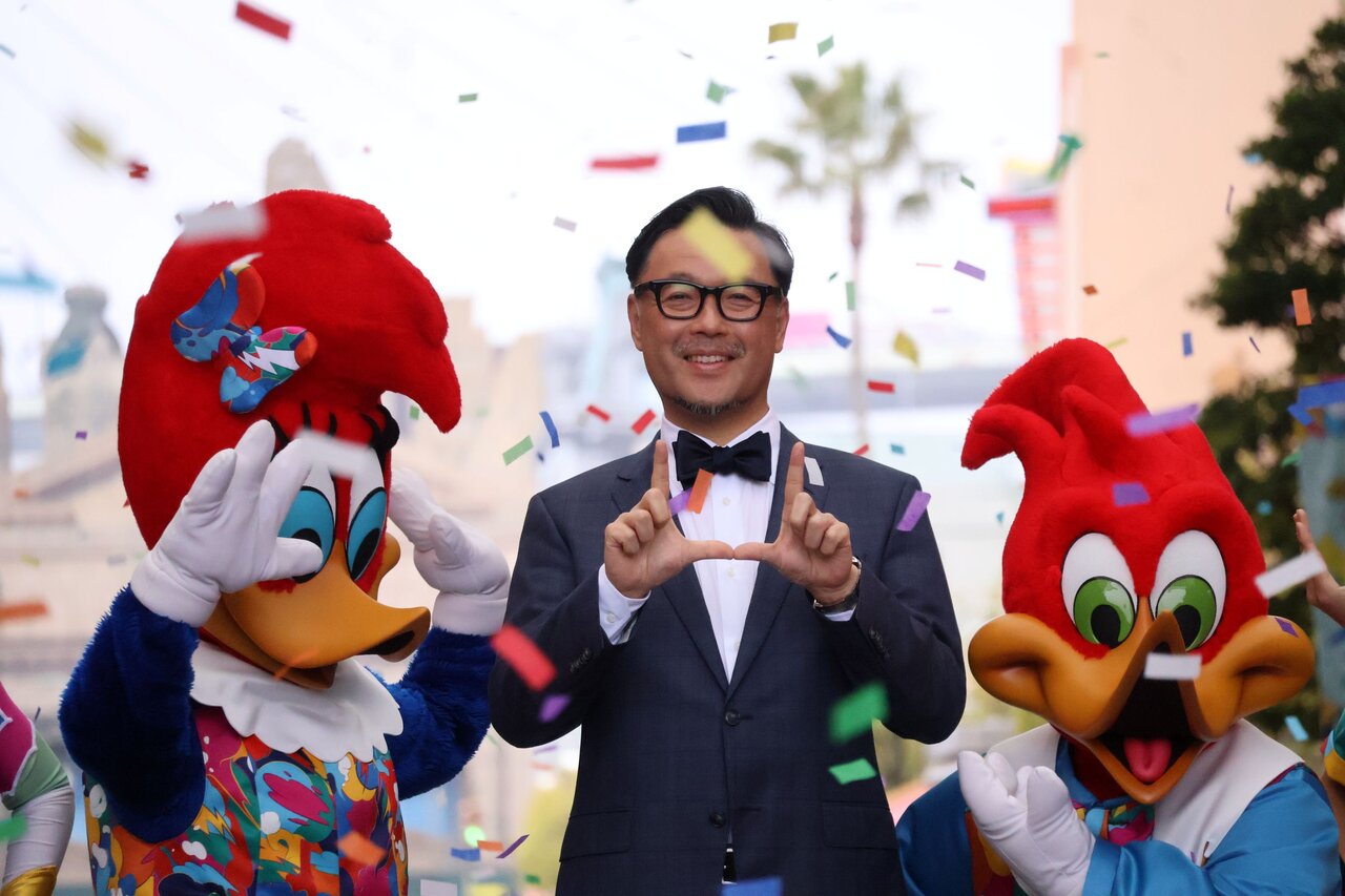 「Discover U!!!」のポーズをする村山卓社長（中央）（３月31日、USJ）