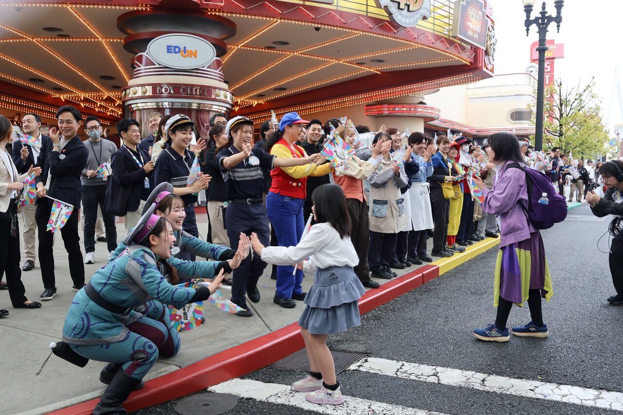 ずらりと並んだクルーが来場客をお出迎え（３月31日、USJ）