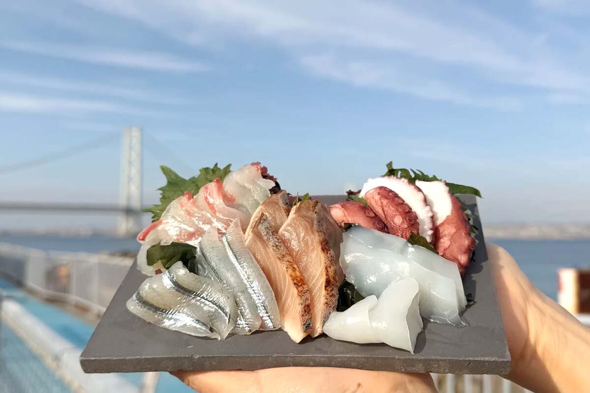 明石海峡の潮流で育った淡路島産の鮮魚を伝統・淡路瓦の特注皿に盛り付けた「淡路島産お刺身盛り合わせ」（2～3人前/3,240円）