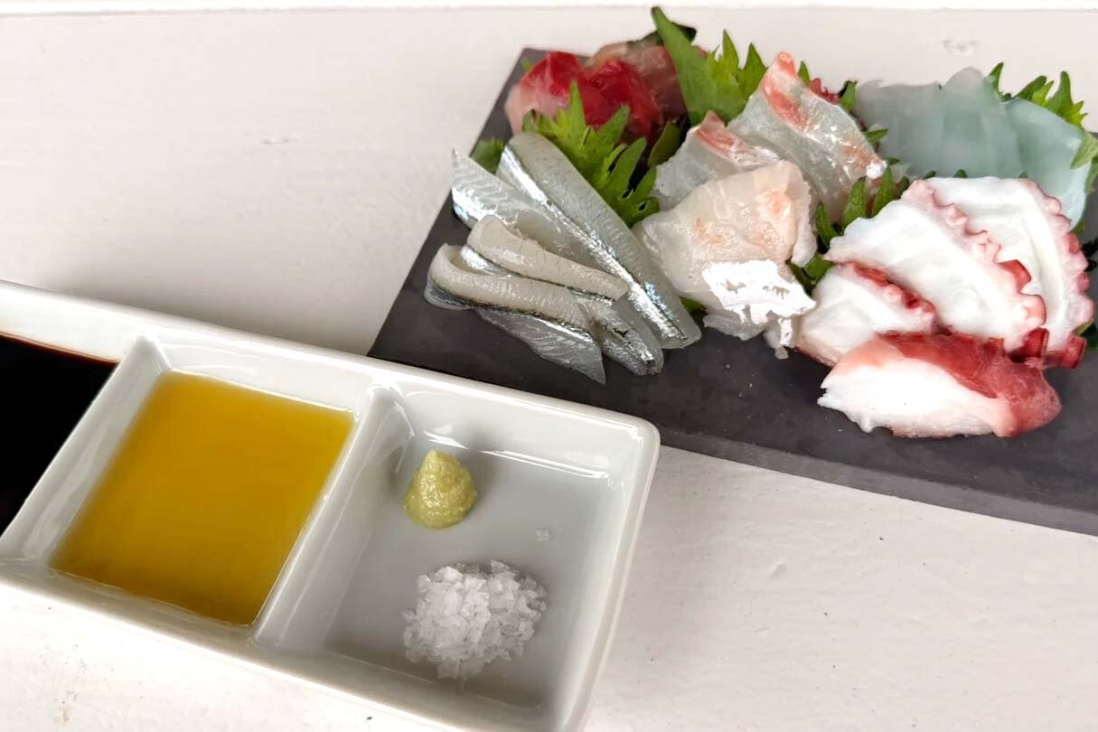 淡路島の塩（右）、わさび（右）、イタリア産特注オリーブオイル（中）、しょう油（左）が付く、「淡路島産お刺身盛り合わせ」（2～3人前/3,240円）