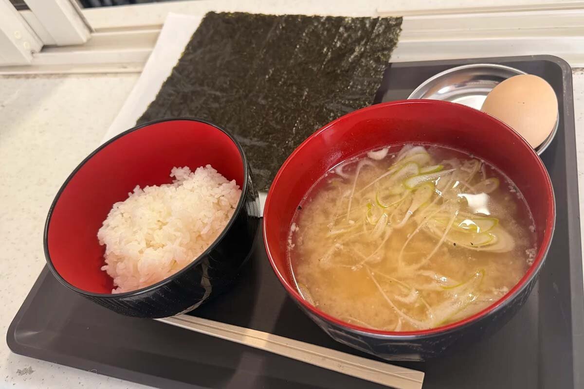 土日・朝7:00〜10:00の数量限定「漁師町の朝ご飯」（1,000円）、板海苔は備長炭で炙れる