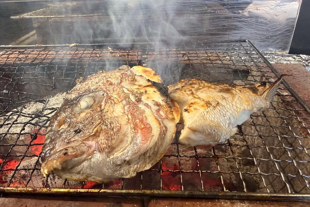 「岩屋のアラ焼き定食」（1,500円）は、「漁師町の朝ご飯」に淡路島産天然真鯛のアラとカマの炭火焼きがセット