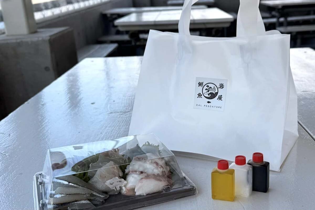 受け取り時は、淡路瓦のサイズに合わせた岩屋鮮魚のロゴ入り手提げ袋にイン