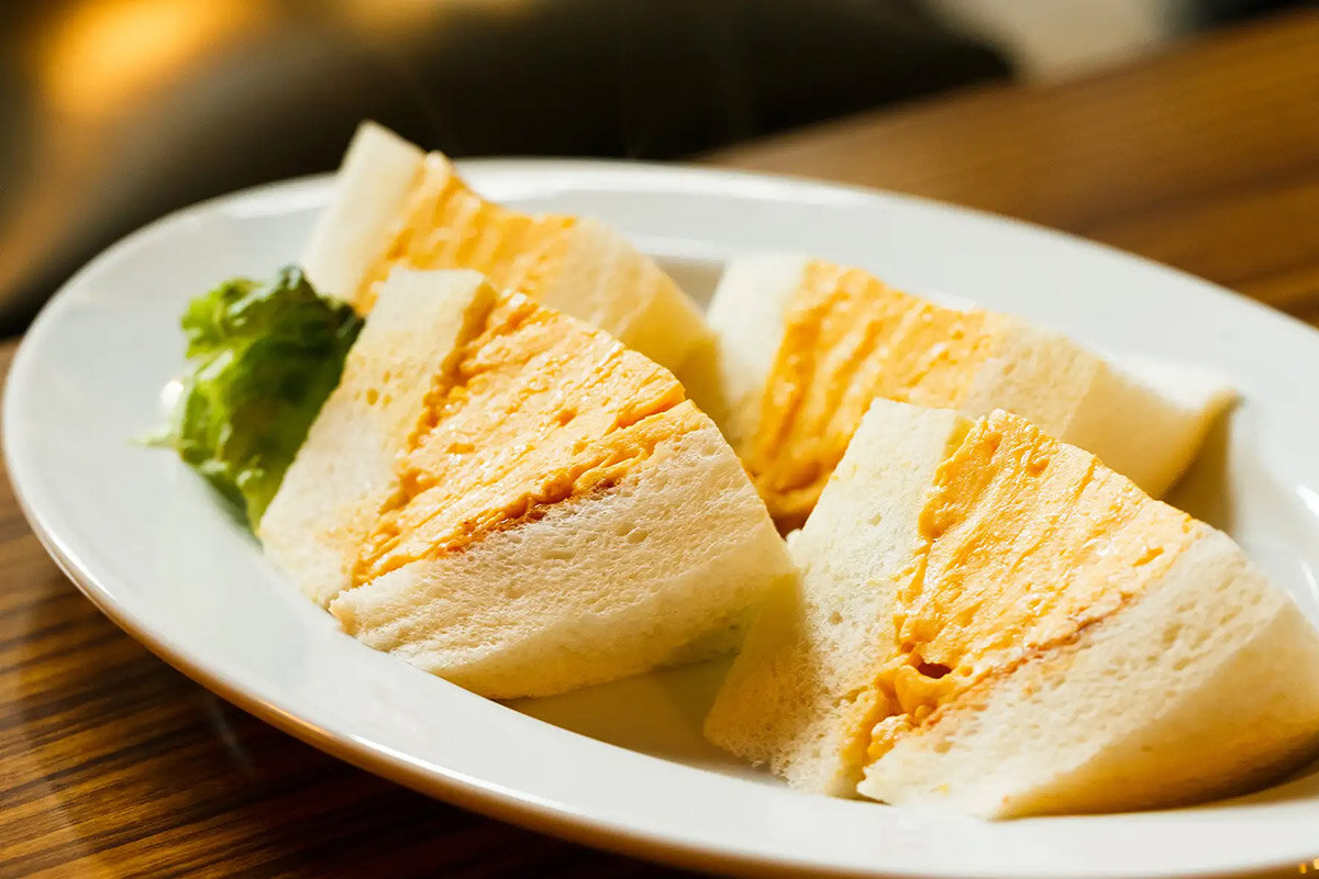 京都の有名喫茶店「喫茶マドラグ」からは、ジューシーでプルプルな厚焼き玉子サンドイッチが登場（2切700円・税込）