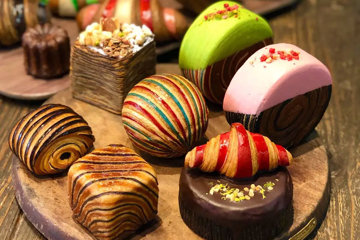 三重・伊勢「コクリコルージュ」からは、SNSでも話題となっているバイカラークロワッサンが登場（630円・税込）