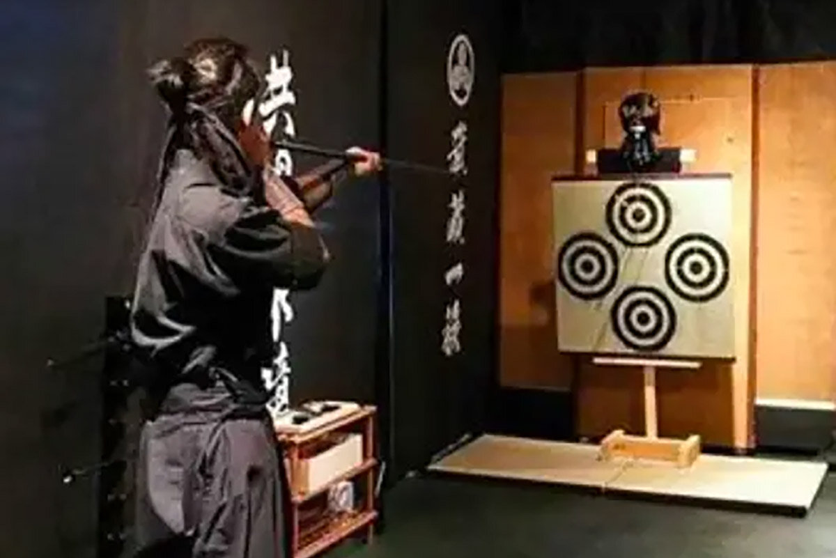 手裏剣や吹き矢などの忍術に挑戦できる、「TAKUMI EXPERIENCE 嵐山」の忍者体験（京都市右京区）