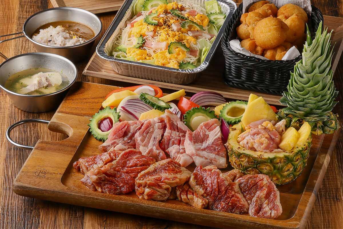 「サントリービル屋上ビアガーデン」のBBQメニュー例（【沖縄】中落ちカルビの琉球BBQコースより）