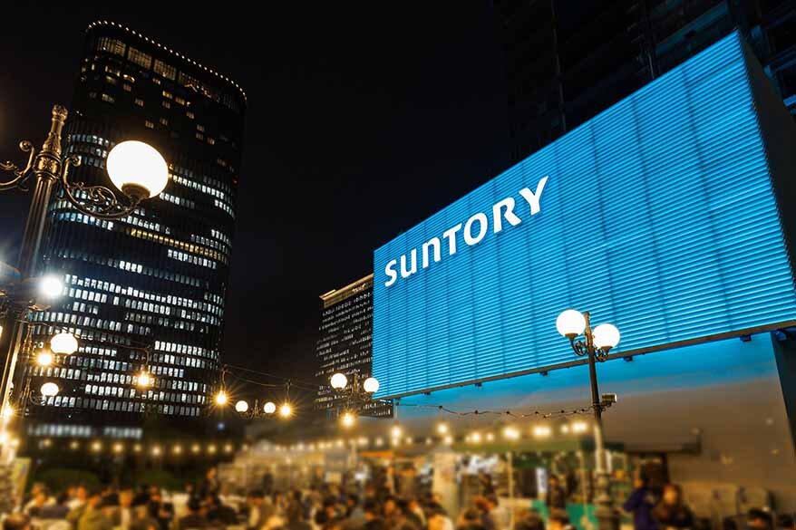 街の夜景も楽しめる「サントリービル屋上ビアガーデン」