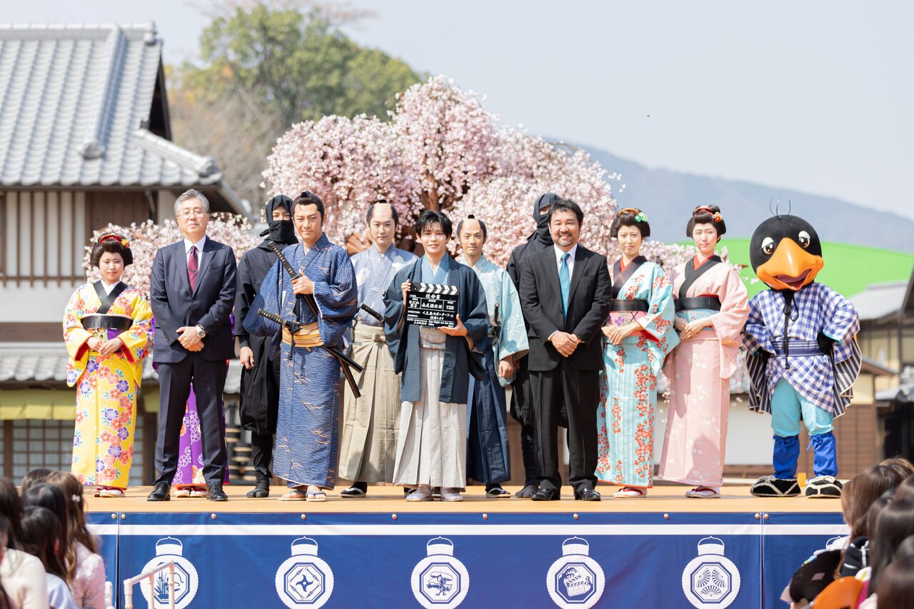抱負を語るなにわ男子の長尾謙杜さん（中央）