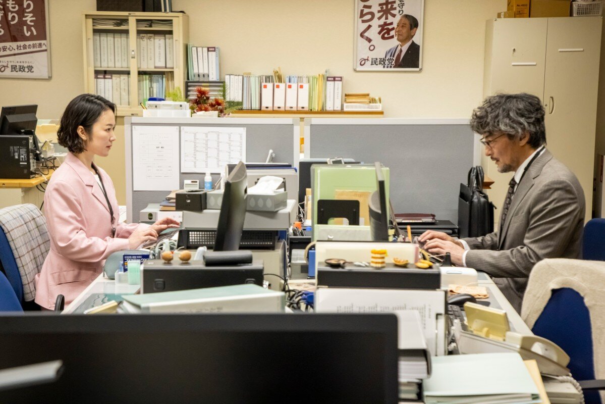 『銀河の一票』第1話　左から）黒木華、山口馬木也