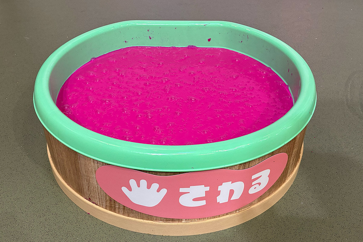 プルプルでカラフルなスライムを触って遊ぶことができます（スライムファクトリー）