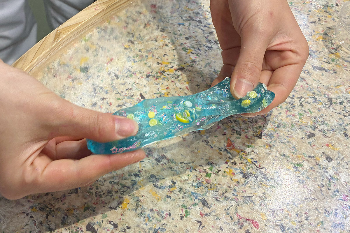 キラキラのラメやフレークがトッピングできるオリジナルスライムづくり（スライムファクトリー）