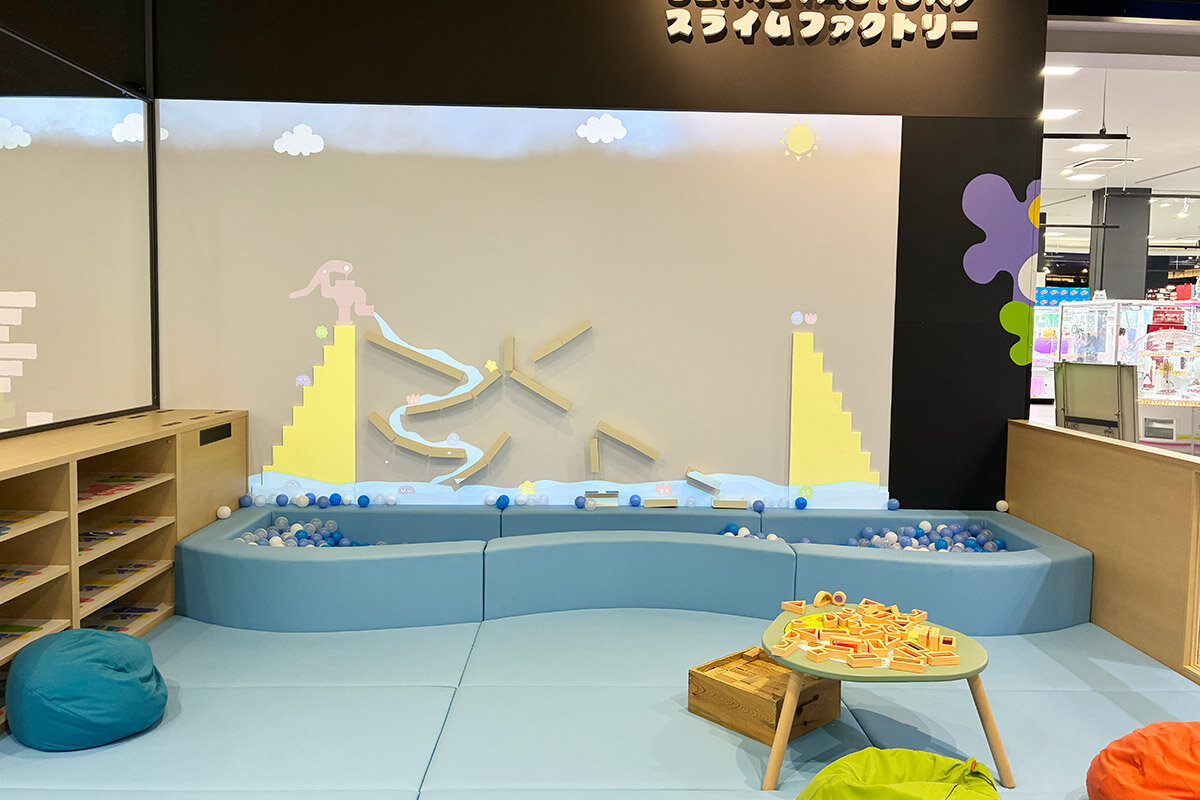 スライムが滑り降りてくる映像コーナーでは、レールを自由に配置できます（スライムファクトリー）