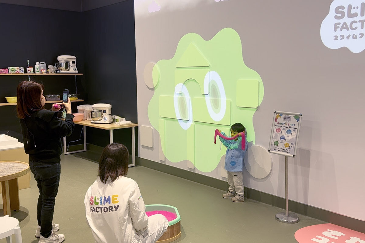 家をモチーフにしたフォトスポットでは、動き回るスライムと一緒に撮影できます（スライムファクトリー）