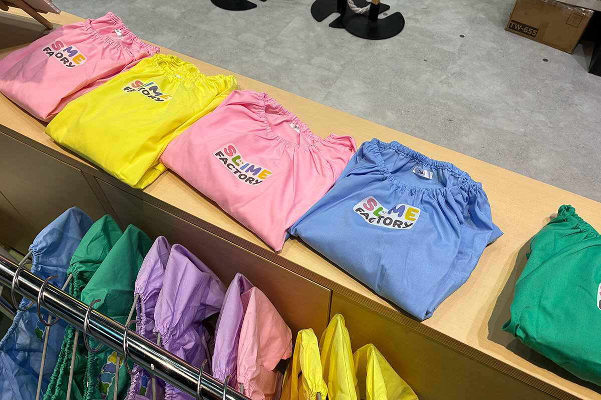 小さなお子さんの服が汚れないように、スモックの貸し出しも（スライムファクトリー）