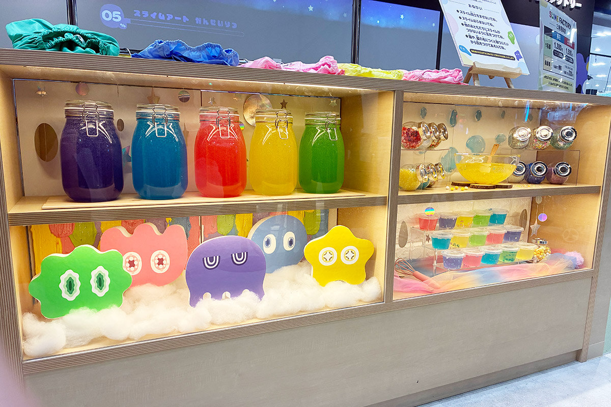 受付コーナーでは、カラフルなスライムがお出迎え（スライムファクトリー）