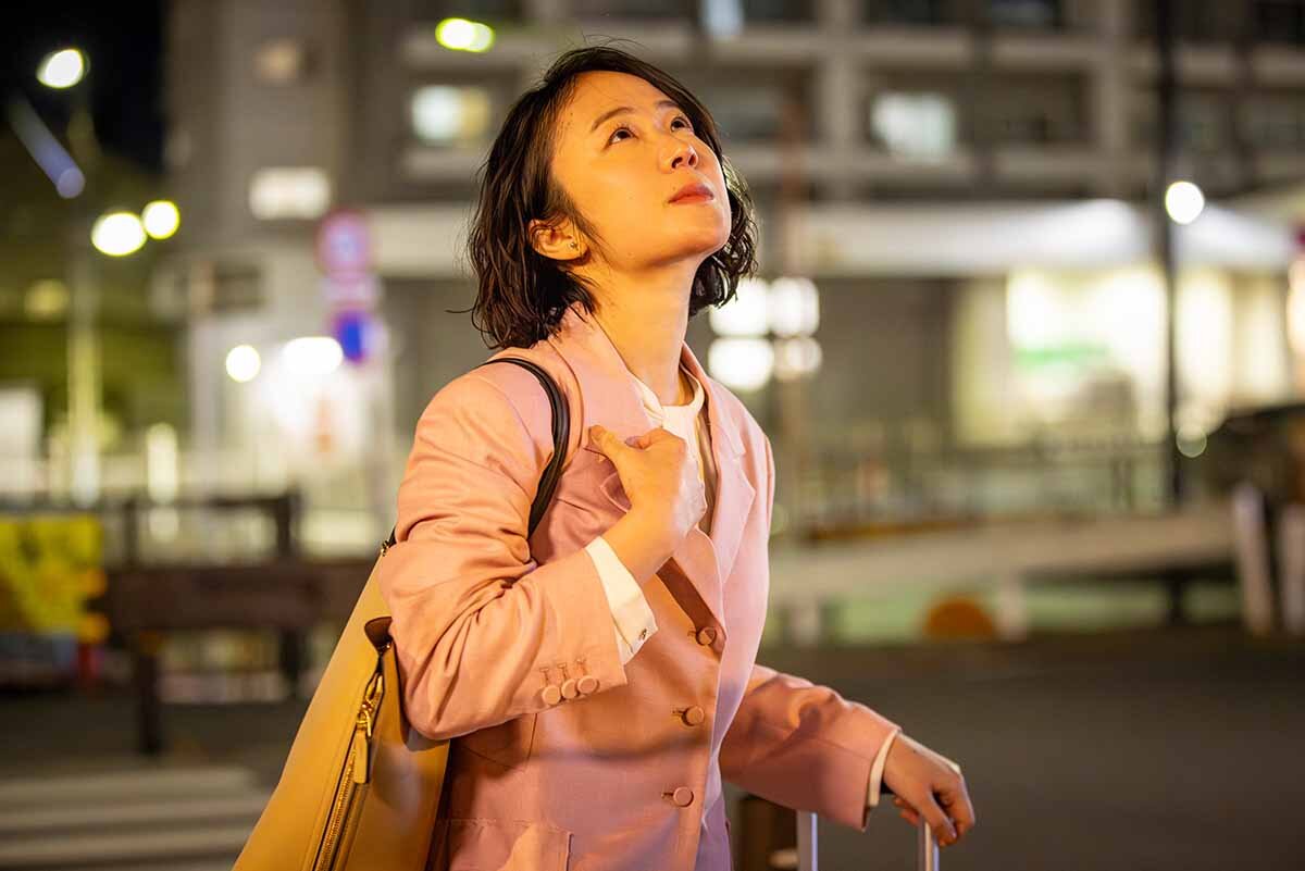 『銀河の一票』第1話より、天を仰ぐ星野茉莉（黒木華）