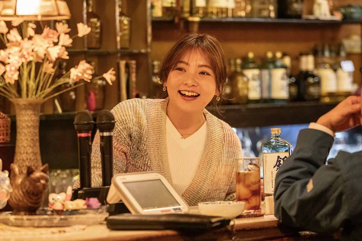 『銀河の一票』第1話より、スナックを切り盛りする月岡あかり（野呂佳代）