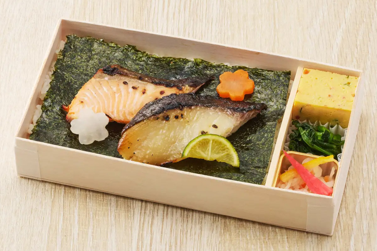 銀鱈と鮭が入った、四季の折詰 徳の「紅白海苔弁～銀鱈西京焼きと鮭塩麹焼き～」（高島屋大阪店限定、1,570円・税込）