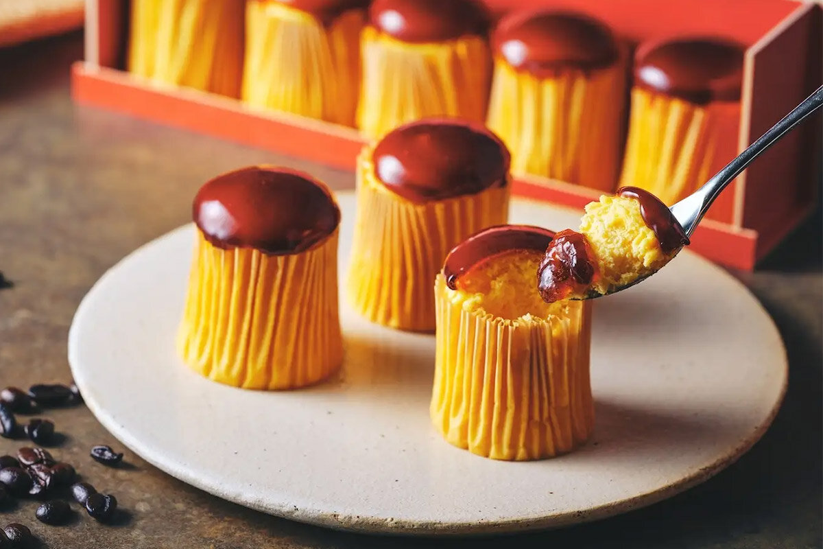 京都の料理店から誕生した洋菓子ブランド・菓子wabiyaの「チーズスフレ 料理長の帽子 深煎り珈琲」（高島屋大阪店限定、346円・税込）