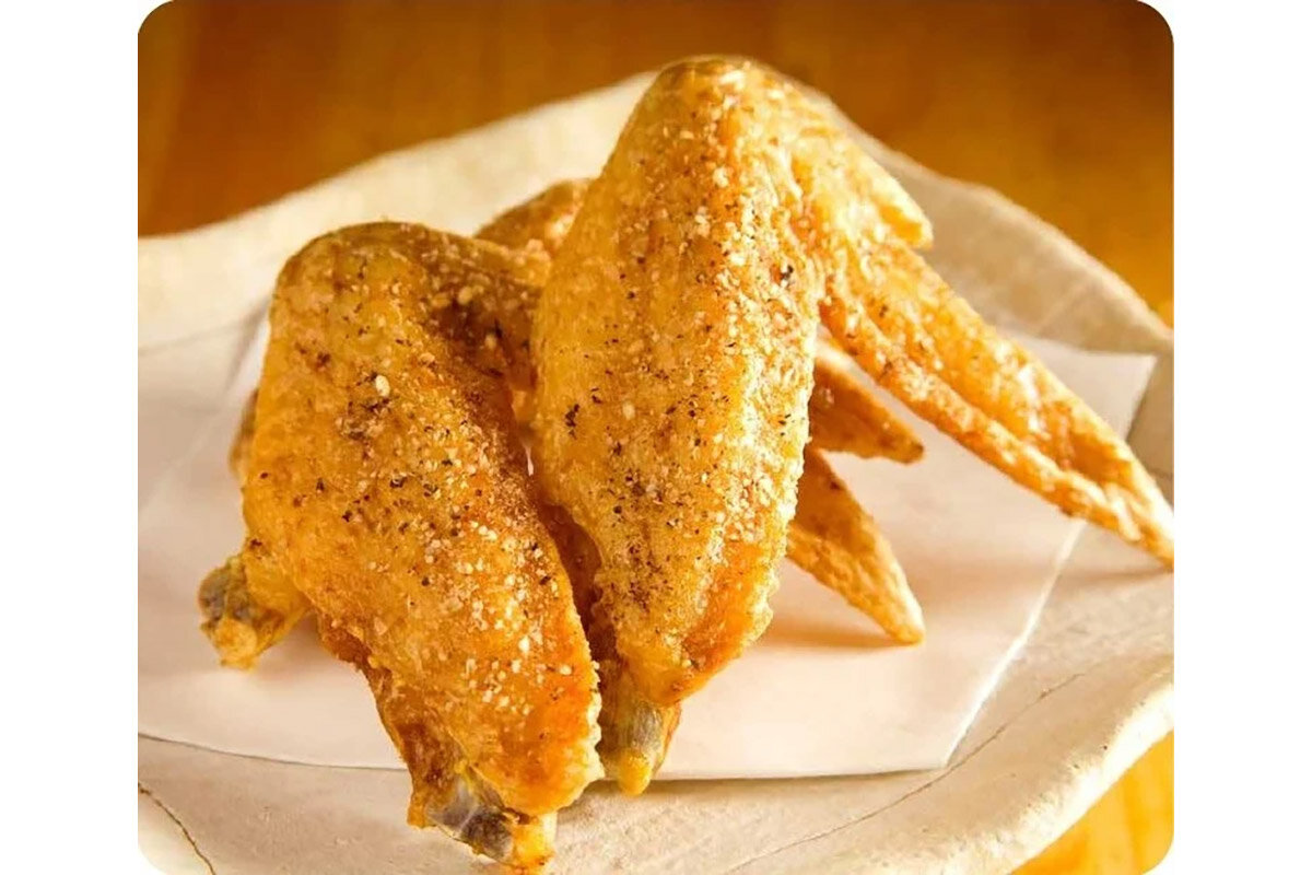 愛知・名古屋の「鳥開総本家」の名古屋コーチン手羽先唐揚げ（100g・756円・税込）