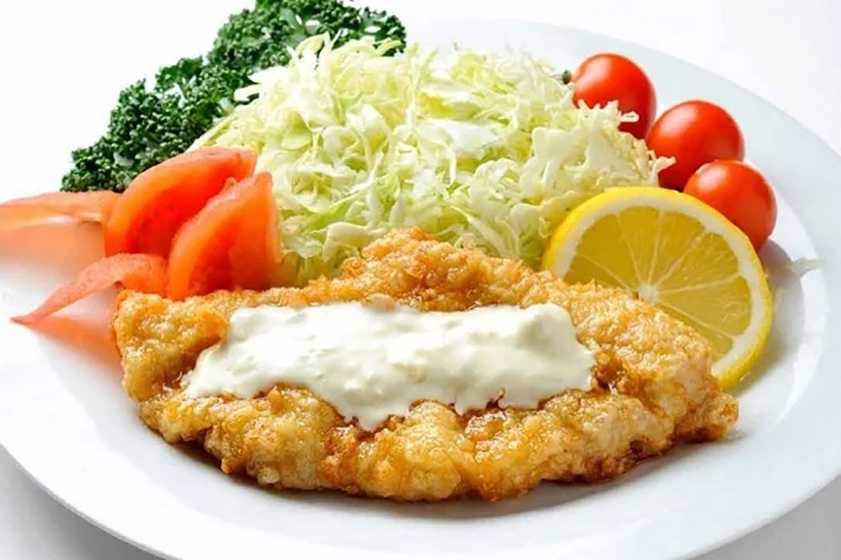 「中津からあげ専門店 げんきや」と「日本唐揚協会」専務理事 八木宏一郎さんとのスペシャルコラボ、げんきや特製チキン南蛮（1枚・648円・税込）