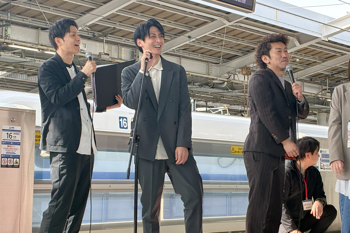まるでロックスターのようなツートライブ・たかのり（中央）、左はMCを務めたコウノ・オブ・ザ・イヤー（元令和喜多みな実・河野良祐）（4月9日・JR新大阪駅）