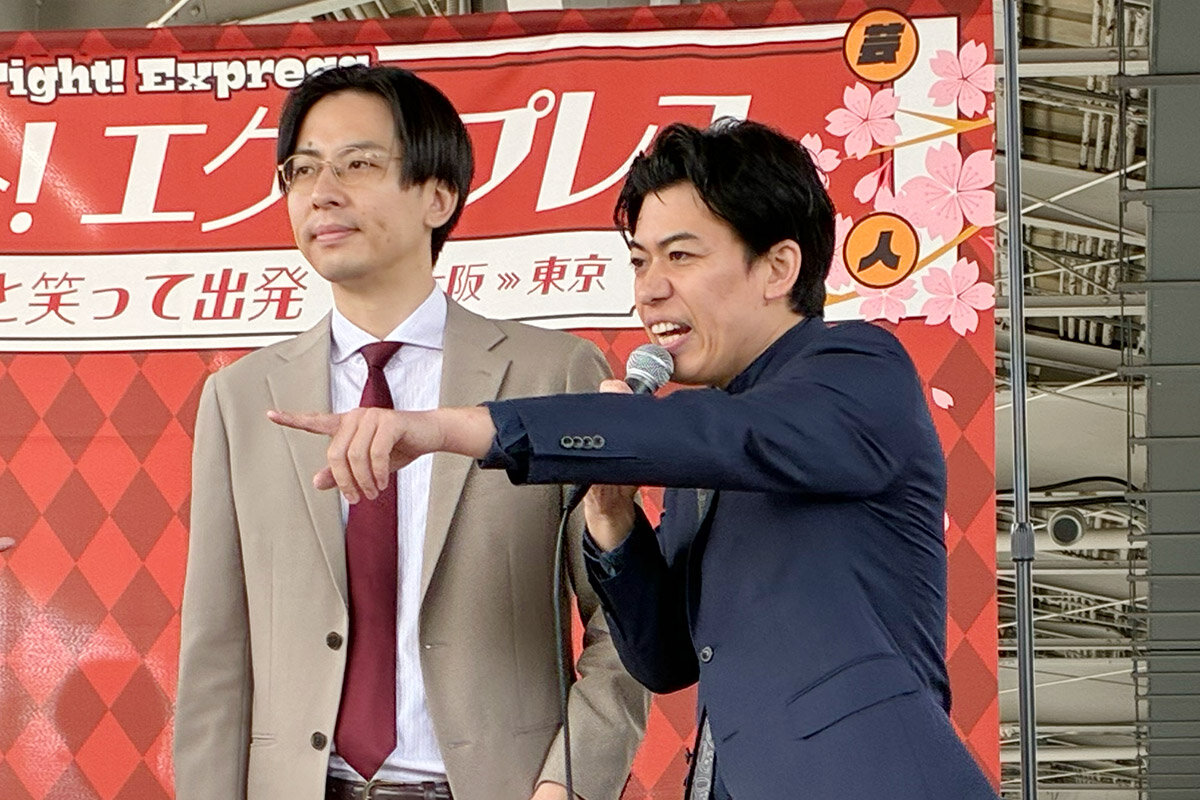 上京イベントに登壇したカベポスター、左からボケ・ネタ担当の永見大吾（左）とツッコミ担当の浜田順平（4月9日・JR新大阪駅）