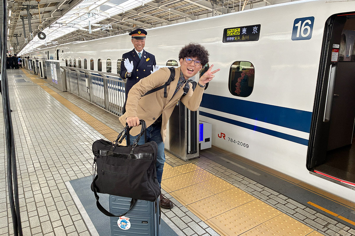 特別列車「ファイト！エクスプレス～上京芸人と笑って出発～」に乗り込む、たくろう・きむらバンド（4月9日・JR新大阪駅）