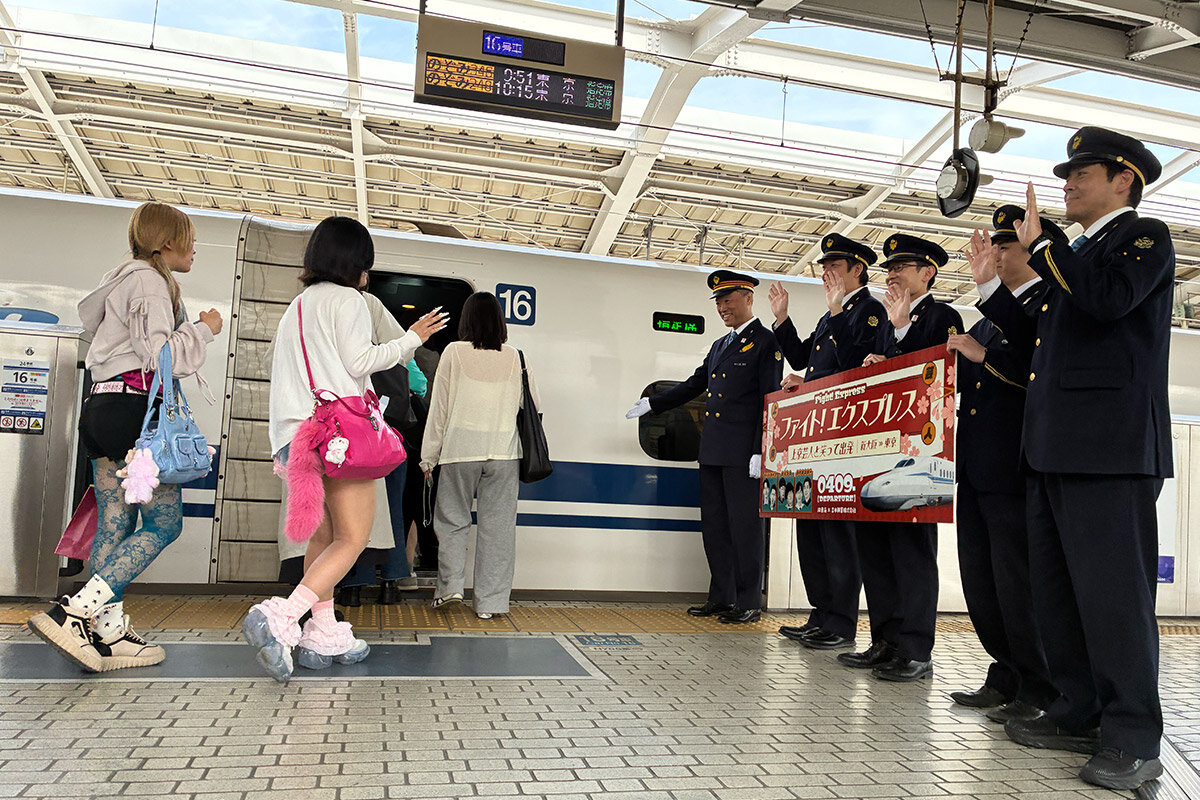 東京進出の芸人たちとともに特別列車に乗り込む乗客と、それを見送る駅員たち（4月9日・JR新大阪駅）