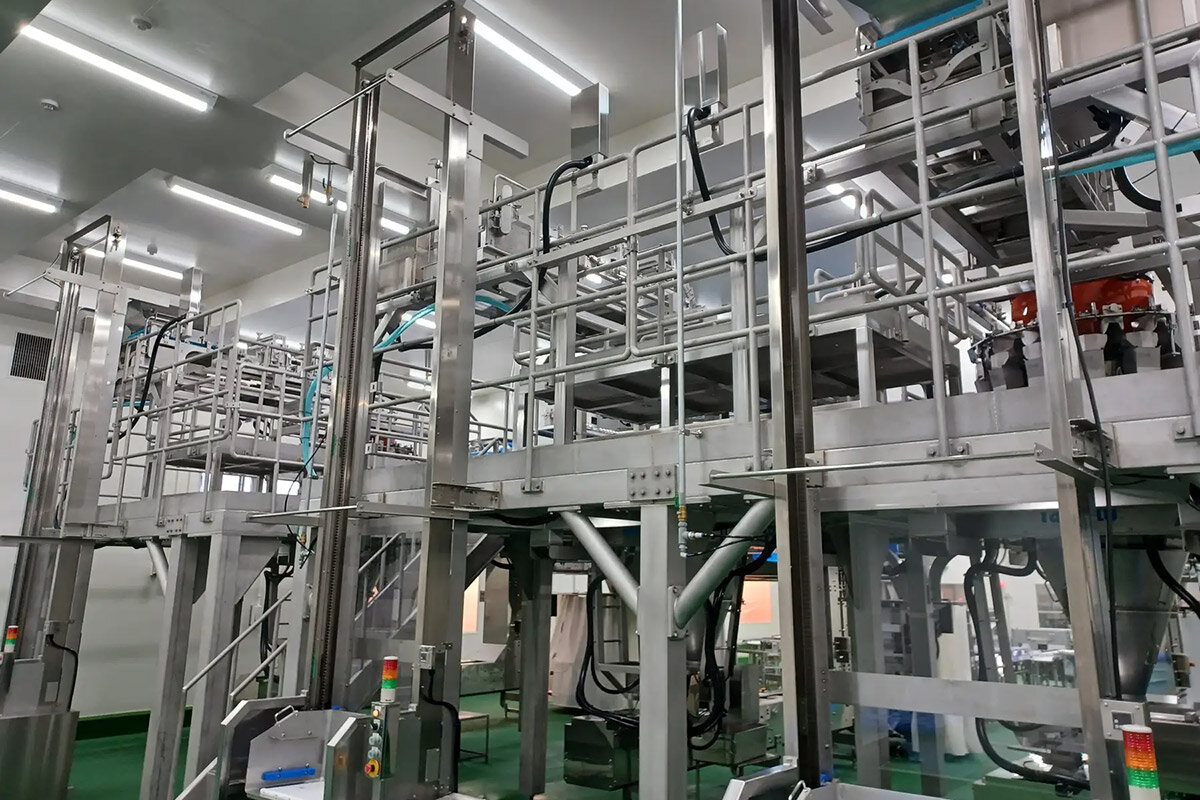 「ケンミン食品篠山工場」計量工程の様子（兵庫県丹波篠山市）