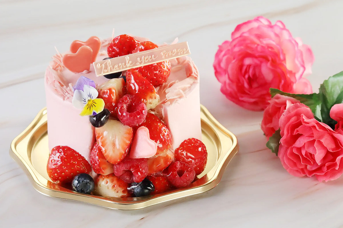 可憐なパステルピンクが目を引く、期間限定の「母の日ケーキ」（5,500円・税込）