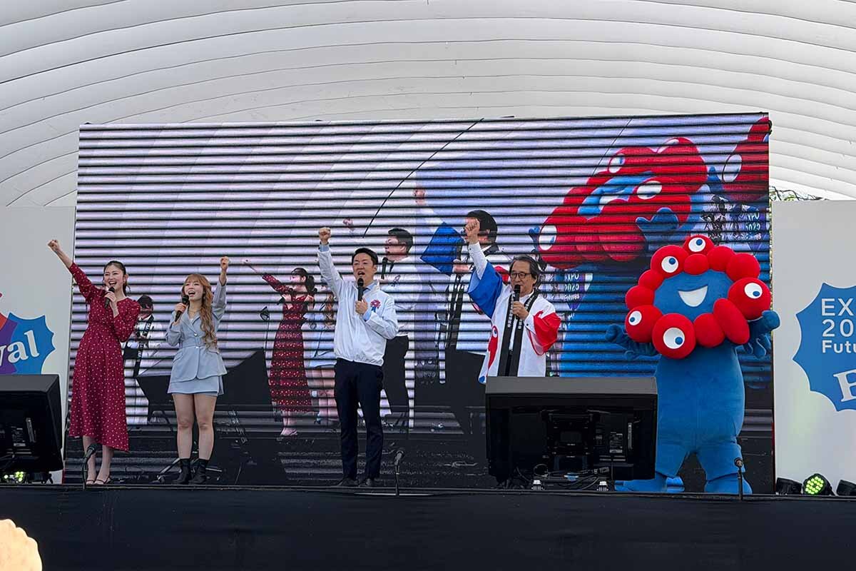 2025年 大阪・関西万博の開幕1周年イベント「EXPO2025 Futures Festival」のオープニングセレモニーの参加者ら