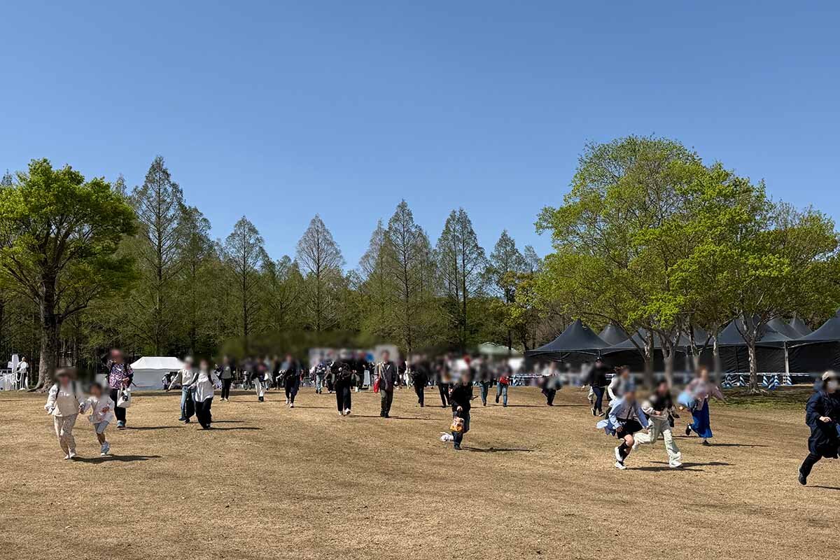 開場と同時にブースへと向かう来場者たち