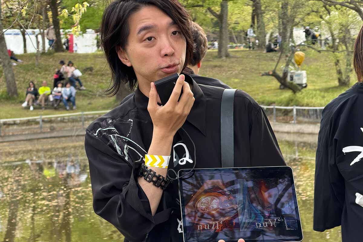 「null²ⁿ」（ヌルヌルネクサス）と「null⁴」（テトラヌル）の説明をする落合陽一氏